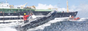 Greenpeace belet monsterschip toegang tot haven IJmuiden