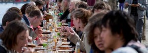 Vegetariërsbond vestigt met 1200 mensen aan de Langste Vegetarische Tafel een smakelijk wereldrecord