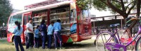 Voor het eerst een plaatjesboek dankzij de Nepalese Bibliobus